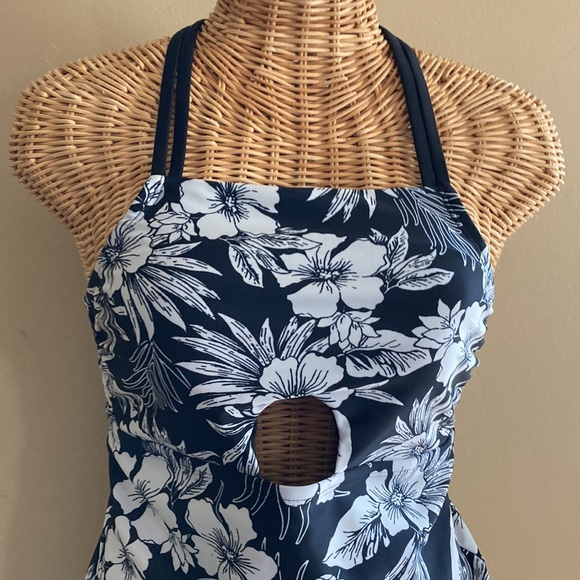 Time and Tru swim top M - Picture 2 of 5